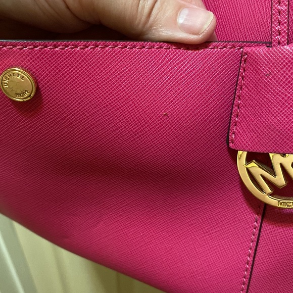 Michael Kors Fuchsia Leather Medium Tote pre-loved. - Picture 5 of 13